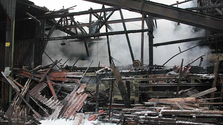 Der zerstörte Mittelteil der Sägehalle am Freitagvormittag Foto: Friedwald Schedel