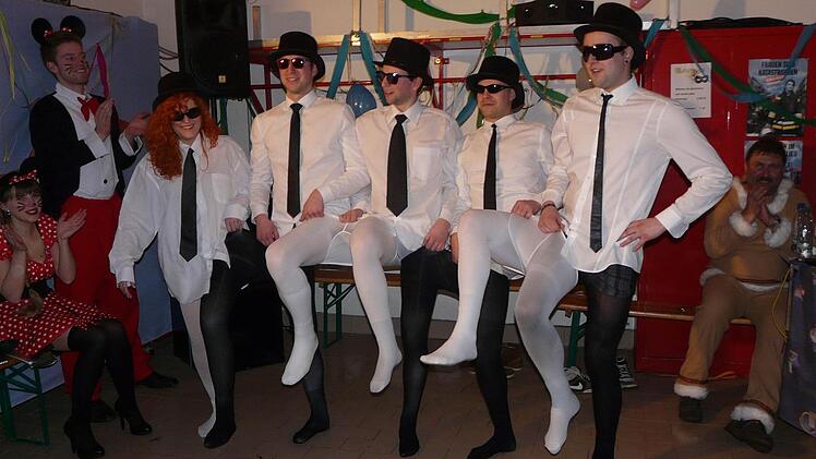 Gelungener Auftritt: Tanz der Stumpfhosen beim Feuerwehr-Fasching im Guttenberger Ortsteil Maierhof. Fotos: Bettina Schuberth