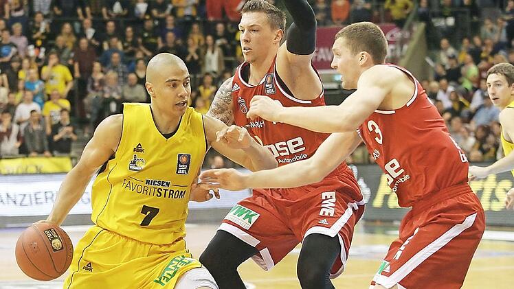 Nur selten verteidigten die Brose Baskets gegen Shawn Huff (mit Ball) so aggressiv wie hier Daniel Theis und Janis Strelnieks. Foto: imago