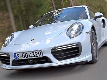 Testfahrt im 911 Turbo: Willi Lankes und Walter Röhrl waren zusammen im Kleinziegenfelder Tal bei Frankenberg unterwegs.