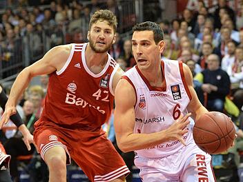 Basketball: Bundesliga, Bayern M&uuml;nchen - Brose Baskets Bamberg, Hauptrunde, 32. Spieltag am 24.04.2016 im Audi Dome, M&uuml;nchen (Bayern). Maximilian Kleber (L) von M&uuml;nchen und Nikolaos Zisis (R) von Bamberg k&auml;mpfen um den Ball. Foto: Lukas Barth/dpa