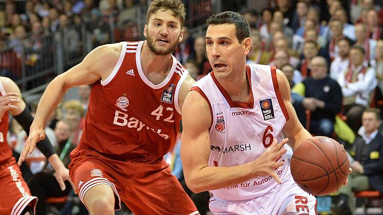 Basketball: Bundesliga, Bayern M&uuml;nchen - Brose Baskets Bamberg, Hauptrunde, 32. Spieltag am 24.04.2016 im Audi Dome, M&uuml;nchen (Bayern). Maximilian Kleber (L) von M&uuml;nchen und Nikolaos Zisis (R) von Bamberg k&auml;mpfen um den Ball. Foto: Lukas Barth/dpa