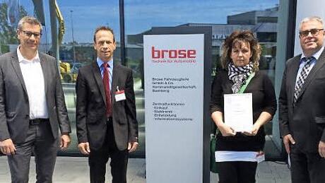 Wolfgang Krebs (Firma Brose), Thomas Schnappauf (Gesch&auml;ftsf&uuml;hrer D+S Logistic), Katja Schulthei&szlig; (D+S Logistic) und Achim Br&uuml;ckner (Firma Brose) bei der Preis&uuml;bergabe  Foto: Iris Kroon-Lottes