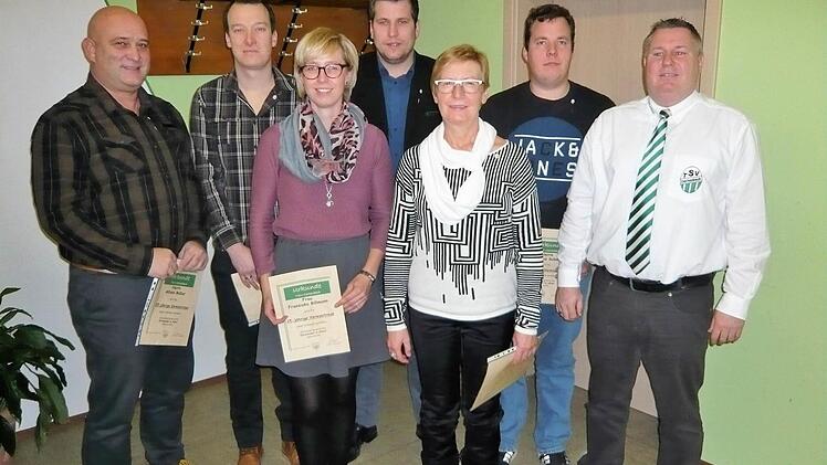 Seit 25 Jahren gehören (von links) Alfons Müller, Patrick Söder, Franziska Billmann, Nils Seidl, Liane Luthardt und Matthias Schmitt dem TSV Oerlenbach an. Ihnen dankte und gratulierte Vorsitzender Jochen Straub (ganz rechts). Foto: Stefan Geiger