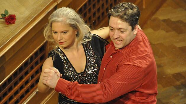 Cornelia Schm&auml;dicke und Daniel Schm&auml;dicke sorgten f&uuml;r die Tanzeinlagen im Tangoschritt.  Fotos: Peter Klopf