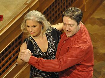 Cornelia Schmädicke und Daniel Schmädicke sorgten für die Tanzeinlagen im Tangoschritt.  Fotos: Peter Klopf