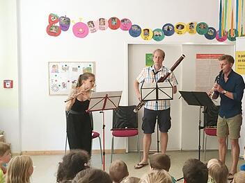 Josefiina Dunder-Reich, Thomas Acker und Philipp Grzondziel (von links) konzertierten in Coburger Kindergärten. Foto: privat