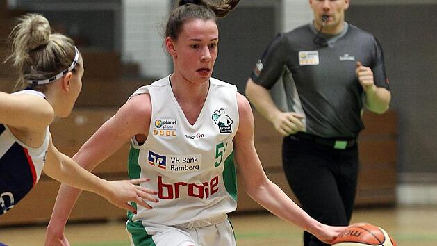 Drei Dreier von Julia F&ouml;rner (r.) im zweiten Viertel und das 30:40 zur Pause lie&szlig;en die Fans der DJK Brose Bamberg noch leise hoffen. Foto: sportpress
