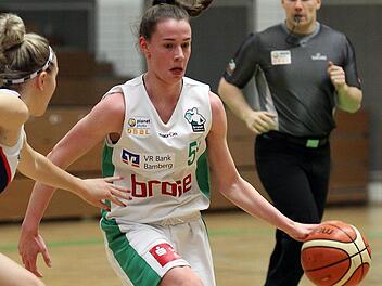 Drei Dreier von Julia Förner (r.) im zweiten Viertel und das 30:40 zur Pause ließen die Fans der DJK Brose Bamberg noch leise hoffen. Foto: sportpress