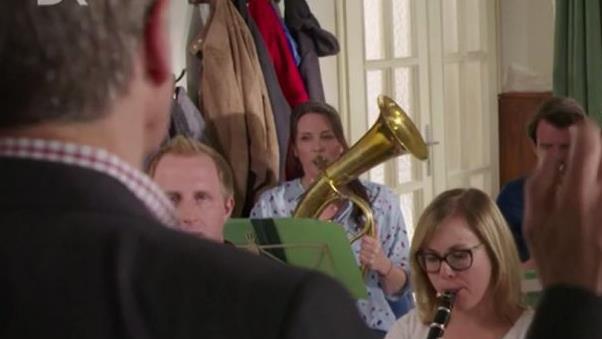 Ulrike Mahr als Marina Schloss bei einer Musikprobe in "Dahoam is dahoam". Screenshot: Bayerischer Rundfunk