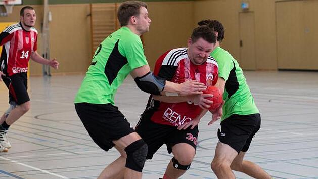 Moritz Winter (am Ball) und der SV Buckenhofen hatten gegen R&ouml;thenbach leichtes Spiel, fuhren einen 32:16-Kantersieg ein und sind alleiniger Tabellenf&uuml;hrer der Bezirksliga West. Foto: Marie M&ouml;hrlein