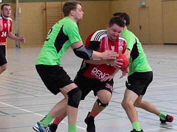 Moritz Winter (am Ball) und der SV Buckenhofen hatten gegen R&ouml;thenbach leichtes Spiel, fuhren einen 32:16-Kantersieg ein und sind alleiniger Tabellenf&uuml;hrer der Bezirksliga West. Foto: Marie M&ouml;hrlein