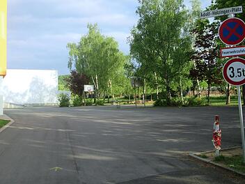 Mobile Sperrpfosten sichern demnächst den Pausenhof der Petri-Schule vor ungebetenen "Parkgästen".