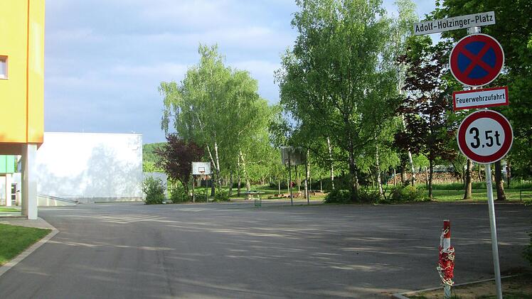 Mobile Sperrpfosten sichern demnächst den Pausenhof der Petri-Schule vor ungebetenen "Parkgästen".