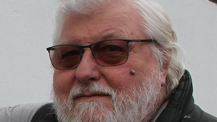 Architekt Hans Spindler zeigt die kleinen Bohrl&ouml;cher, die auf den unliebsamen Gast in der Bauernmarktscheune hinweisen: Die Statik des Geb&auml;udes ist allerdings noch nicht beeintr&auml;chtigt.Foto: Sonny Adam