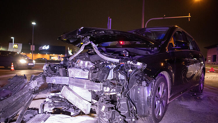 Seat und Mercedes in F&uuml;rth kollidiert
