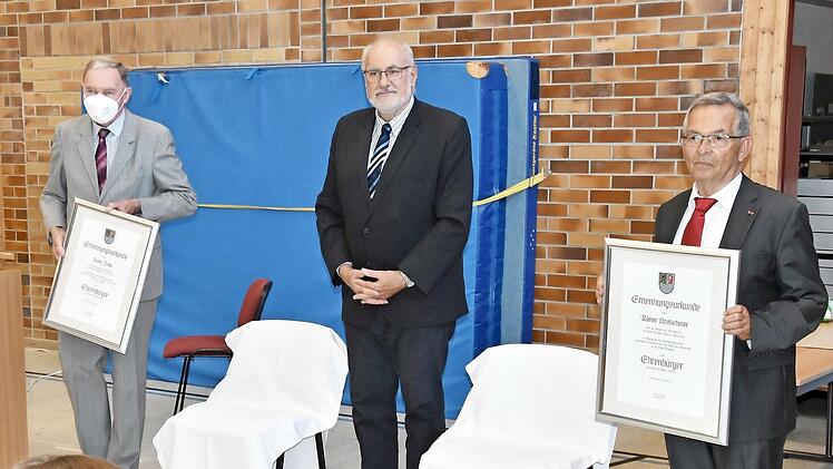 Die neuen Ehrenbürger von Scheßlitz: Franz Zenk (l.) und Rainer Kretschmer (r.) mit dem amtierenden Ersten Bürgermeister Roland Kauper