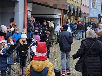 Musik gehört seit Herbst zum Programm des Regionalmarktes. Seitdem kommen auch mehr Besucher. Foto: Mark Decker