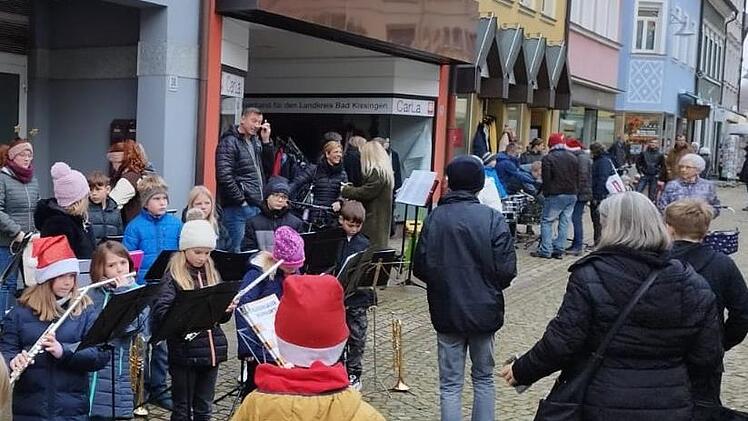 Musik gehört seit Herbst zum Programm des Regionalmarktes. Seitdem kommen auch mehr Besucher. Foto: Mark Decker