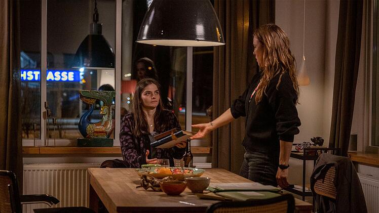 Was weiß die dienstälteste Rostocker Ermittlerin Katrin König (Anneke Kim Sarnau, rechts)? Mellys Tochter Rose (Emilie Neumeister) fragt nach ihrem Vater - und nach ihrem Onkel Sascha Bukow.