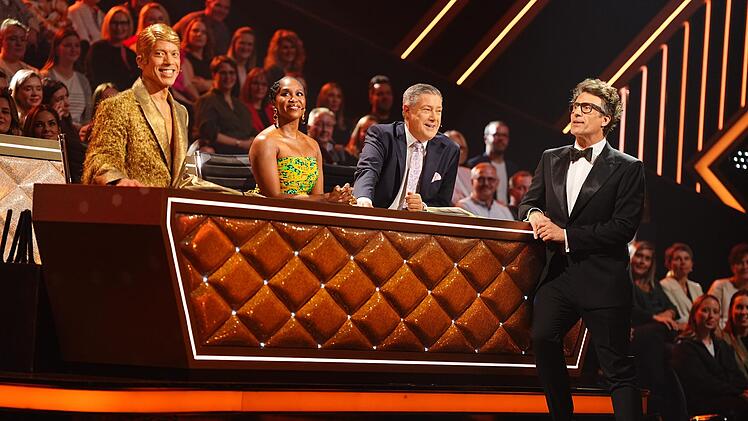 Gewohnt gut aufgelegt in der zweiten "Let's Dance"-Liveshow, von links: Jorge Gonz&aacute;lez, Motsi Mabuse, Joachim Llambi und Moderator Daniel Hartwich.