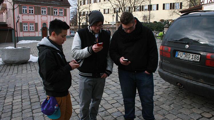 Christian Galster, Pascal Zurawski, Ljubisa "Lubbi” Popadic kontaktieren Freunde