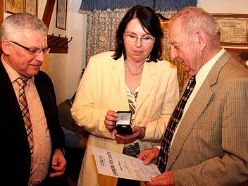 Altbürgermeister Ewald Münch (r.) freute sich über die Urkunde und die Nadel, die er aus den Händen von Ute Salzner und Hans Mönius empfing. Fotos: Johanna Blum