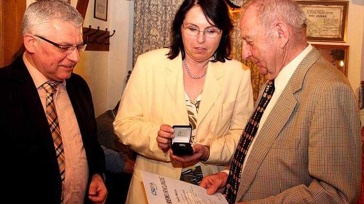 Altbürgermeister Ewald Münch (r.) freute sich über die Urkunde und die Nadel, die er aus den Händen von Ute Salzner und Hans Mönius empfing. Fotos: Johanna Blum
