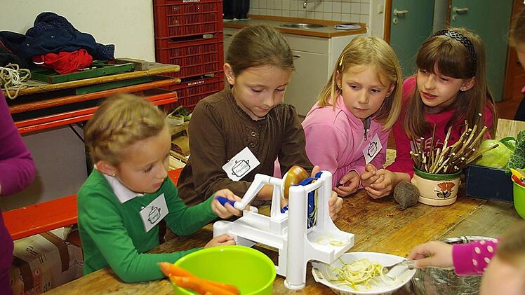 Sophia, Angelina, Lisa und Emily (von links) machen Apfel-Spaghetti. Foto: Heike Schülein