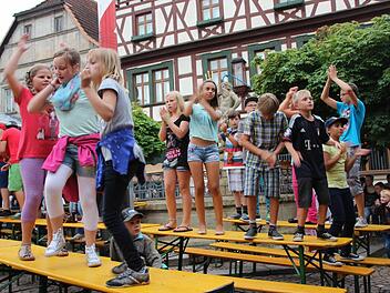 "Tollhaus" in Ebern: Am frühen Abend tanzten die Kinder auf den Bänken. Foto: Eckehard Kiesewetter