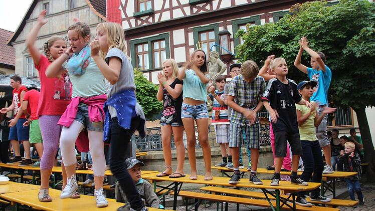 "Tollhaus" in Ebern: Am frühen Abend tanzten die Kinder auf den Bänken. Foto: Eckehard Kiesewetter