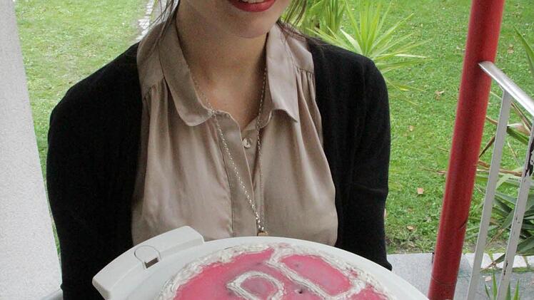 Das Geschenk der Jusos: Sofia Hübsch hat eine Torte gebacken