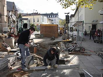 Noch leiden die saisonabhängigen Berufe nicht unter schlechter Witterung. Simon Fischer und Mario Brach verlegen Platten.  Foto: Edgar Bartl