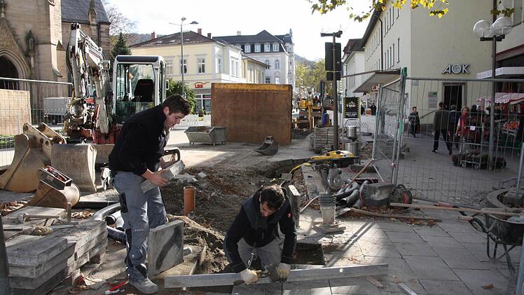 Noch leiden die saisonabhängigen Berufe nicht unter schlechter Witterung. Simon Fischer und Mario Brach verlegen Platten.  Foto: Edgar Bartl