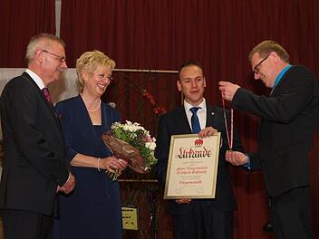 Die Bürgermedaille des Marktes Oberthulba erhielt Bürgermeister Gotthart Schlereth aus Anlass seines 60. Geburtstages. Unser Bild zeigt den Geehrten mit seiner Frau Theresia Schlereth, 3. Bürgermeister Mario Götz und 2. Bürgermeister Jürgen Kolb. Foto: privat