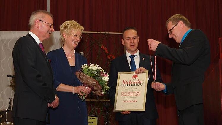 Die Bürgermedaille des Marktes Oberthulba erhielt Bürgermeister Gotthart Schlereth aus Anlass seines 60. Geburtstages. Unser Bild zeigt den Geehrten mit seiner Frau Theresia Schlereth, 3. Bürgermeister Mario Götz und 2. Bürgermeister Jürgen Kolb. Foto: privat
