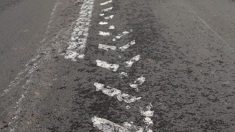 Fahrbahnmarkierungen Spitzeichen Foro. Jürgen Gärtner