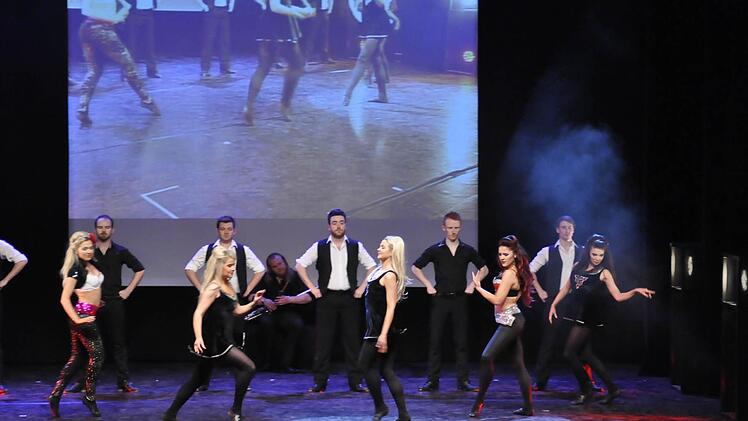 Tänzer, die blitzschnell über die Bühne wirbeln und dabei im rasanten Tempo ihre Tänze vorführen, das ist die Gruppe "Dance Masters" mit "Irish Dance".  Foto: Peter Klopf