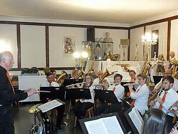 Dirigent Jürgen Kröckel und 26 Musiker der Poppenrother Musikanten gaben im Saal des Gasthauses "Zur Traube" ein Konzert. Foto: W. Wimmel