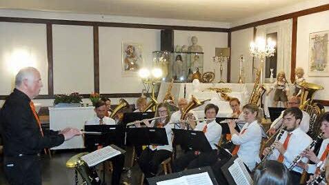 Dirigent Jürgen Kröckel und 26 Musiker der Poppenrother Musikanten gaben im Saal des Gasthauses "Zur Traube" ein Konzert. Foto: W. Wimmel
