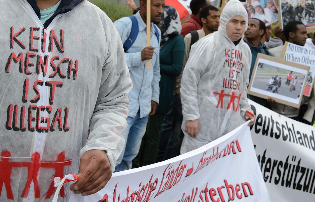 Kundgebung von Flüchtlingen vor dem Bundesamt für Migration Foto: Timm Schamberger / dpa