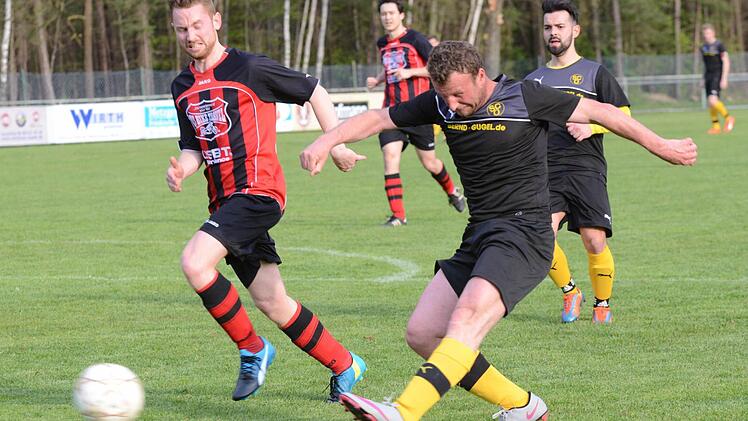 A-Klasse 1 ER/PEG: Adem Berisha (rechts) eröffnete den Torreigen für den SC Oberreichenbach, Burak Önen (im Hintergrund) steuerte drei Treffer für das 6:1 gegen den FC Großdechsendorf II bei.