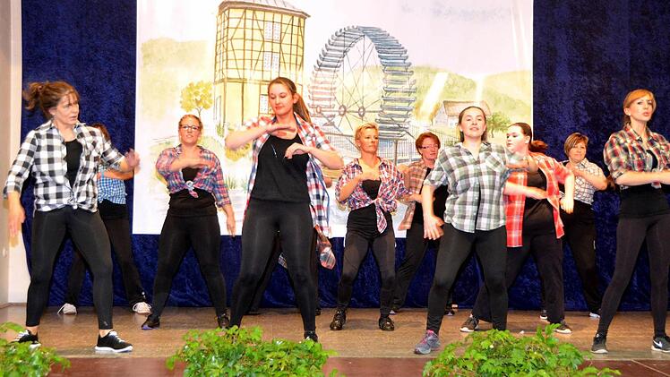 Darbietungen der "Steppdamen". Foto: Peter Rauch