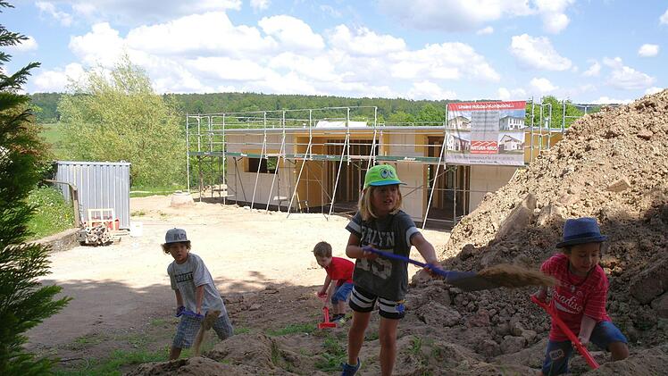 Immanuel, Maurice, Maximilian und Dean dürfen mit Erlaubnis von Kindergartenleiterin Heike Winter die aufgehäuften Erdmassen neben dem gerade entstehenden Kindergartengebäude erstürmen.Foto: Stephanie Elm