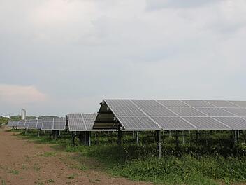 Die neue Photovoltaik-Anlage hinter dem Stadtwerk Haßfurt geht in den kommenden Wochen in Betrieb. Fotos: Andreas Lösch