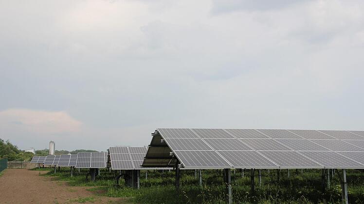 Die neue Photovoltaik-Anlage hinter dem Stadtwerk Haßfurt geht in den kommenden Wochen in Betrieb. Fotos: Andreas Lösch