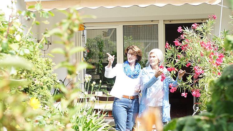 Gabriele Friedrich (links) ist stolz auf das Hügelbeet, das ihre Mutter Ursula Grube (rechts) vor ihrer Terrasse pflegt.  Foto: Sarah Seewald