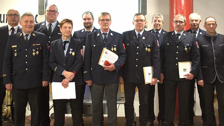 Für 25 bzw. 40 Jahre aktiven Dienst wurden in der Jahresabschlusssitzung verdiente Feuerwehrkameraden ausgezeichnet. Von rechts: stellvertretender Landrat Rainer Mattern, KBI Reinhard Hartung, Klaus Rittsteiger, Wolfgang Herold, Arno Schlögl, Stefan Welz, Markus Brückner, Claudia Fischer, KBM Johannes Kempinski, KBR Manfred Lorenz und Bürgermeister Wolfgang Pfister. Foto: Bettina Knauth