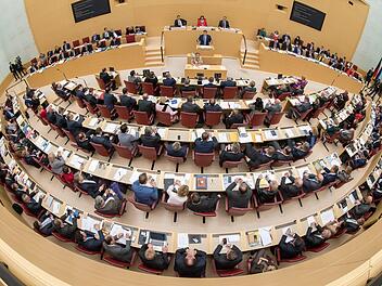 205 hat der aktuelle Landtag, aber nur 19 aus Unterfranken.  Foto: Peter Kneffel/dpa