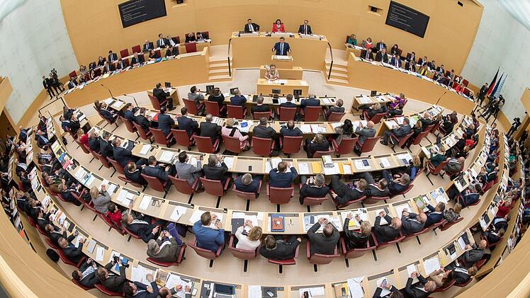 205 hat der aktuelle Landtag, aber nur 19 aus Unterfranken.  Foto: Peter Kneffel/dpa